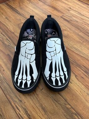 NWOT Airwalk Black Slip-On Sneakers with White Skeleton Foot Print kids Size 6